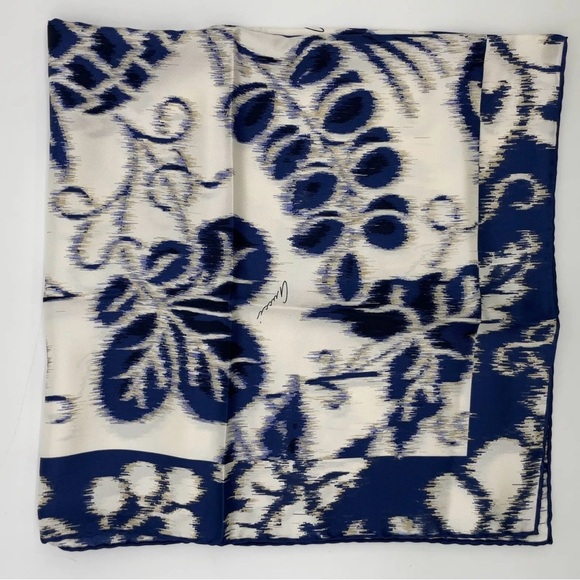 Scarf Sale - Gucci Floral Pattern Navy and White Silk Scarf - Picture 5 of 12